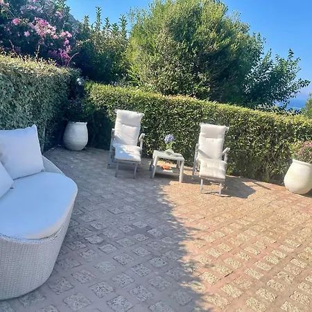 A Porto Cervo Con Vista Sul Mare Immerso Nel